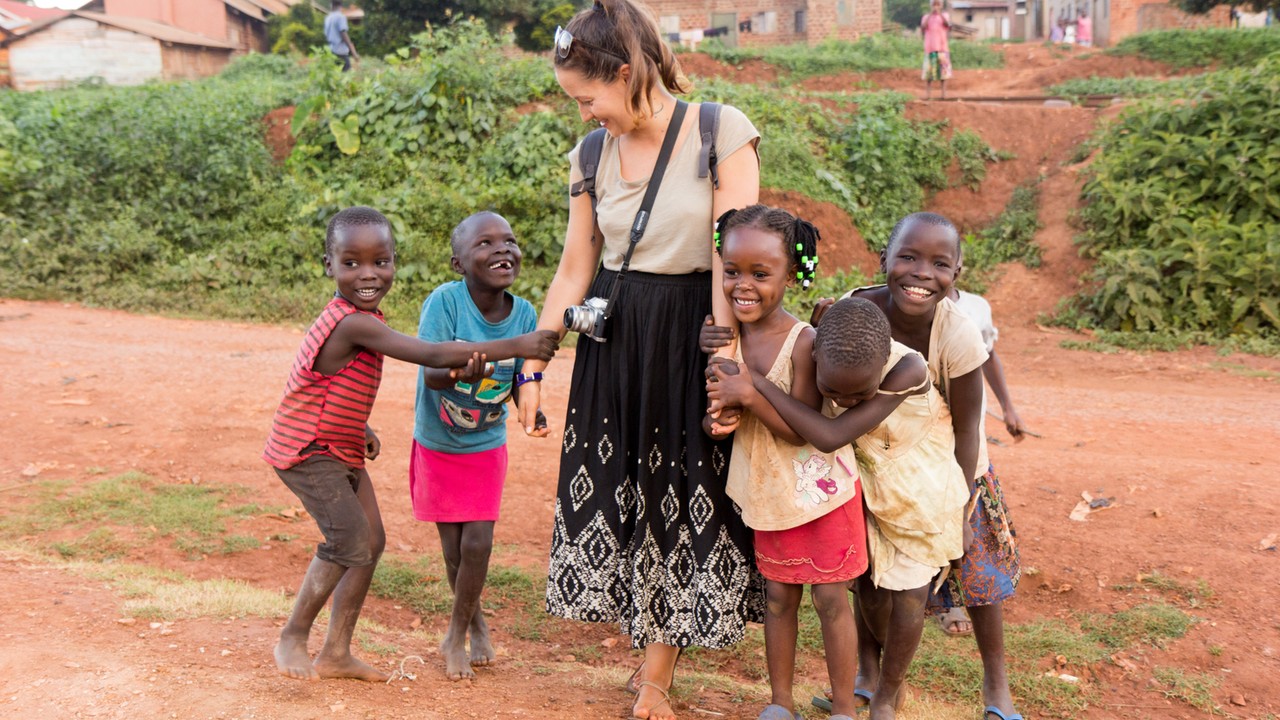 Chcą pomagać, a szkodzą. "Popyt tworzy struktury handlu ludźmi i wyzysku". Wolontariat i turystyka to tylko pozornie dobre połączenie