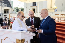 "Takie prezenty są poważnym nadużyciem". KO: Ile kosztował miecz dla Tadeusza Rydzyka?