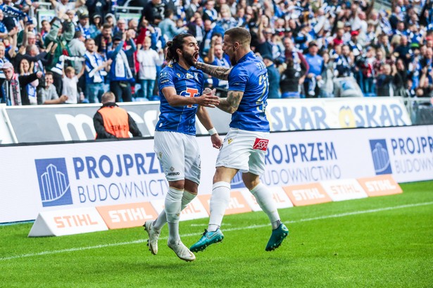 Portugalscy piłkarze Lecha Poznań Joao Amaral (L) i Pedro Tiba (P)