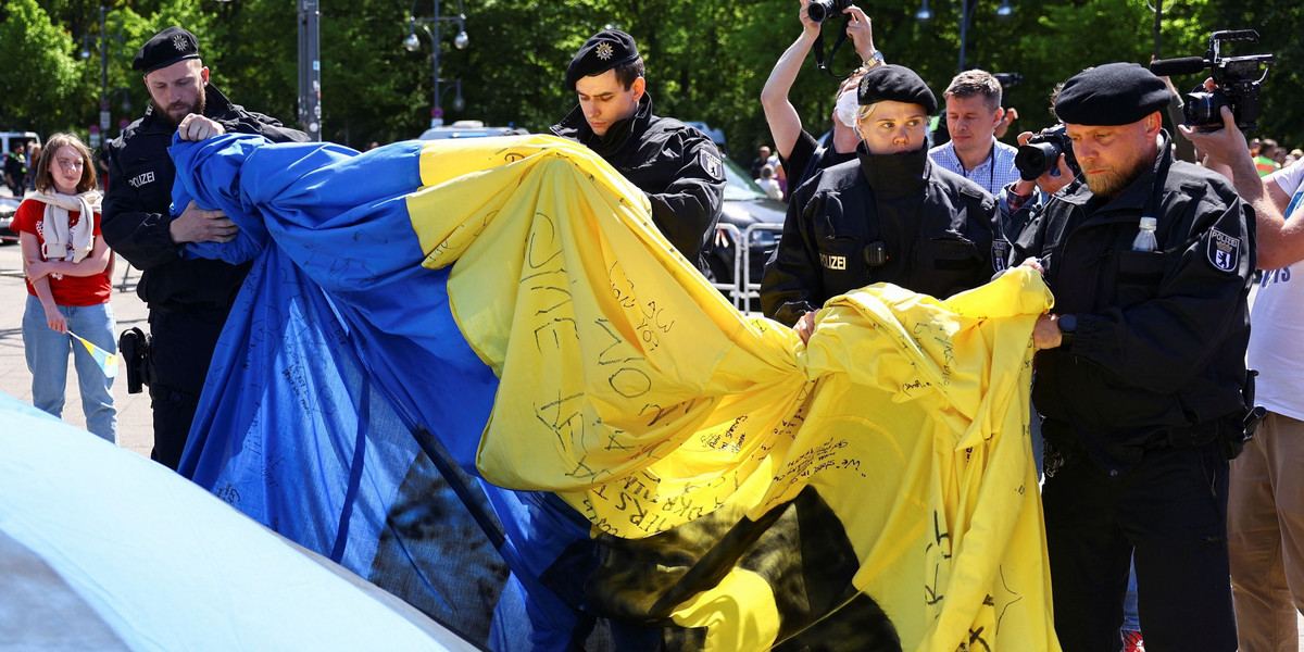 Berlińska policja zwijała ukraińskie flagi