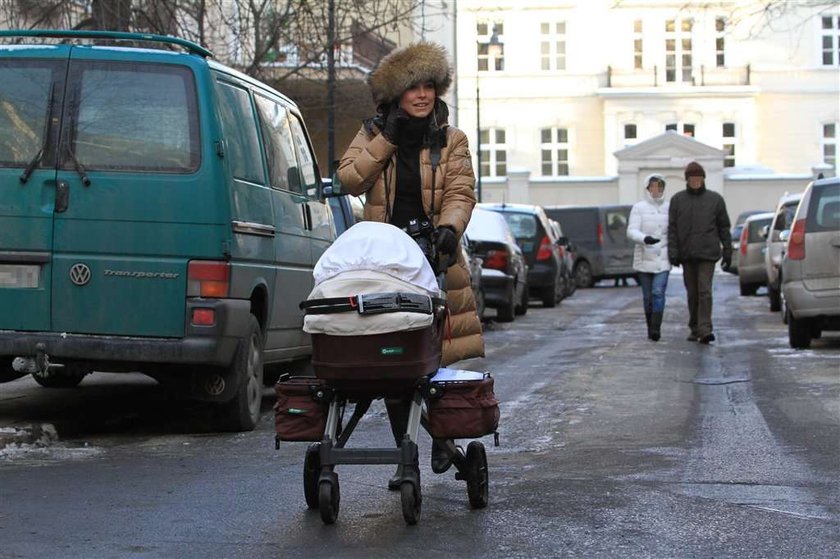 Anna Mucha z córeczką na spacerze. Foto