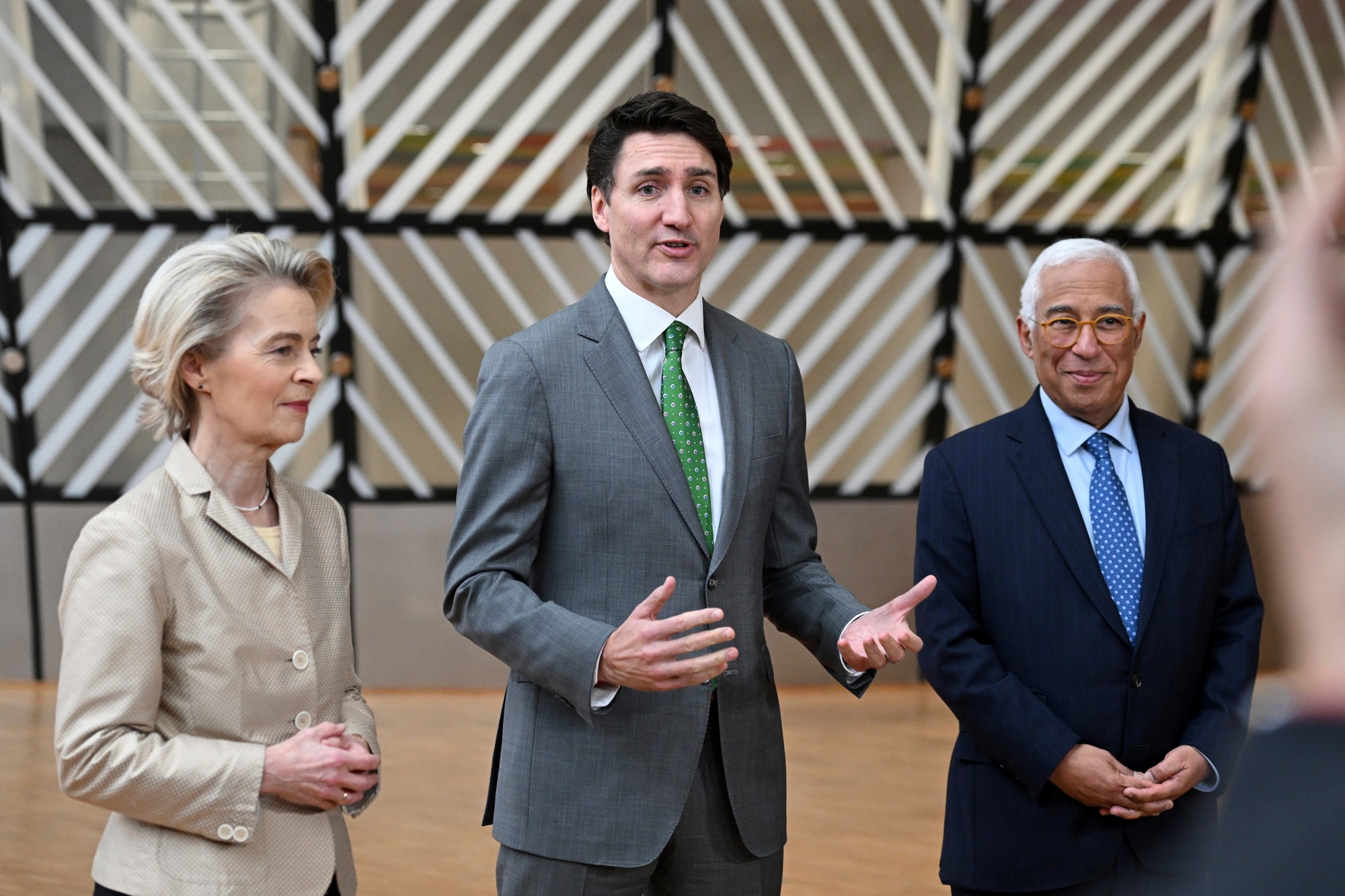 Kanadský premiér Justin Trudeau, predseda Európskej rady António Costa a šéfka Európskej komisie Ursula von der Leyenová.