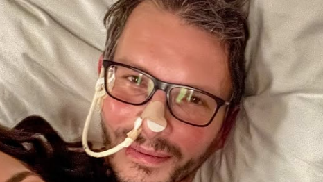 Novinár sa pre vážne ochorenie musel zotavovať v nemocnici.