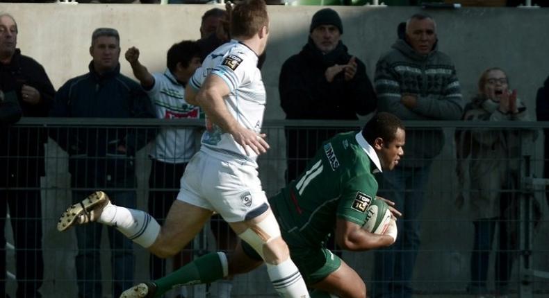 Pau's Fijian winger Watisonu Votu scores the first try during the French Top 14 rugby union match between Pau and Montpellier at the Hameau stadium on December 31, 2016 in Pau, southwestern France