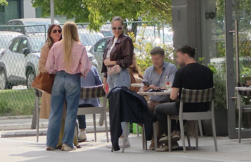 Luna i Anabela u kafiću