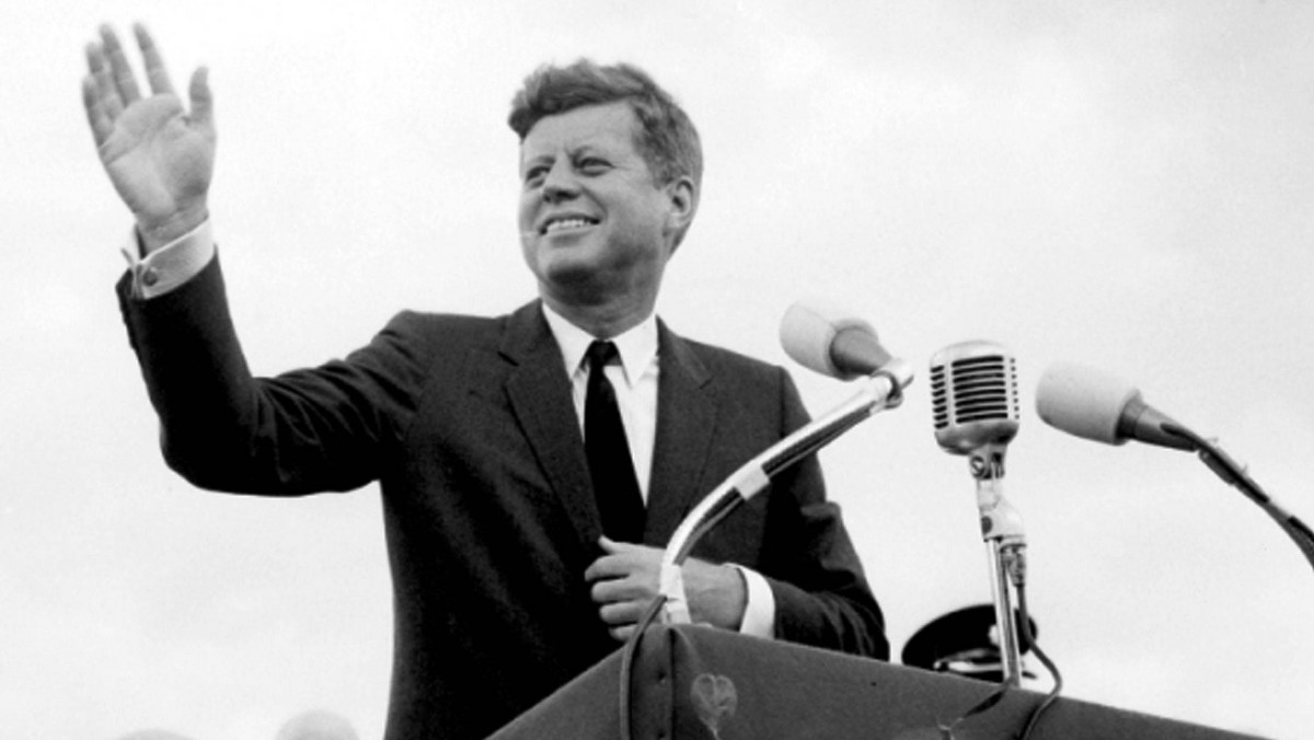 John Fitzgerald Kennedy– amerykański polityk Partii Demokratycznej, 35. prezydent Stanów Zjednoczonych, od stycznia 1961 do listopada 1963 roku. Prezydentura ta przypadła na okres zimnej wojny. 