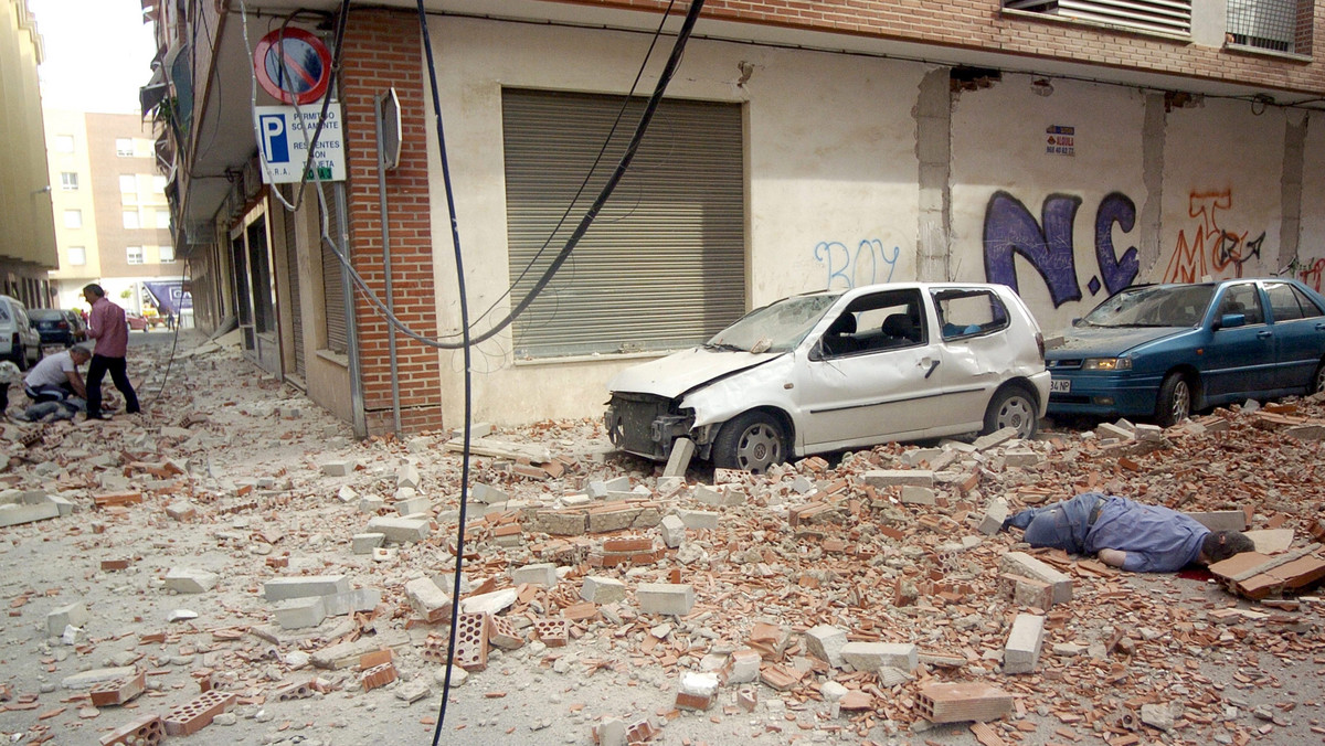 Trzęsienie ziemi o sile 5,3 w skali Richtera nawiedziło wczoraj po południu prowincję Murcja w południowo-wschodniej Hiszpanii. Są zniszczenia materialne, zwłaszcza w miejscowości Lorca, gdzie zawaliło się kilka budynków. Podczas trzęsienia ziemi zginęło co najmniej 10 osób. Taką informację przekazał oficjalnie rząd w Madrycie i lokalne władze. Wcześniejsze doniesienia mówiły o siedmiu ofiarach.