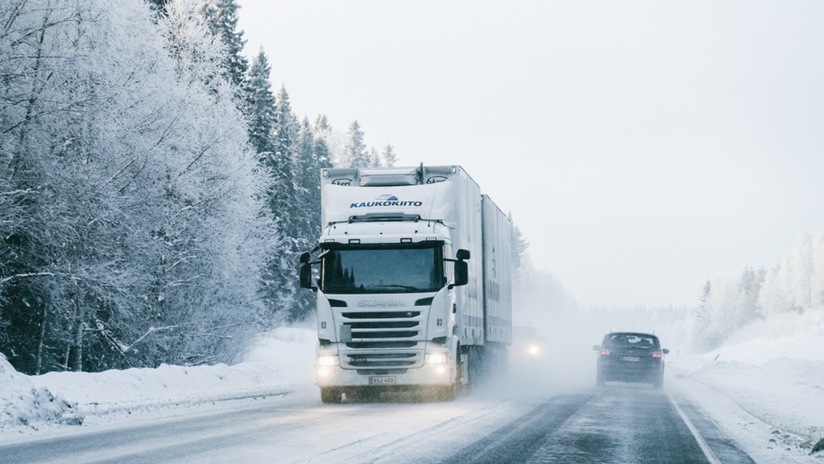 Opady śniegu występują niemal w całym kraju. Błoto pośniegowe i śliska nawierzchnia w 8 województwach - informuje w piątek rano Generalna Dyrekcja Dróg Krajowych i Autostrad.