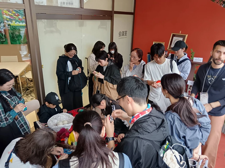 Na Ekspu u Osaki, Japanci su u Paviljonu Srbije, na štandu Etno mreže, najviše bili zainteresovani za pustovanje vune