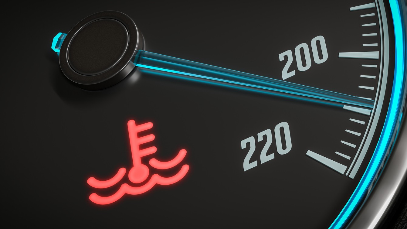 Prehrievanie motora počas státia často signalizuje zlyhanie elektrického ventilátora alebo zanesenie lamiel chladiča nečistotami. Vodiči by mali v roku 2026 venovať zvýšenú pozornosť čistote prednej časti vozidla. 