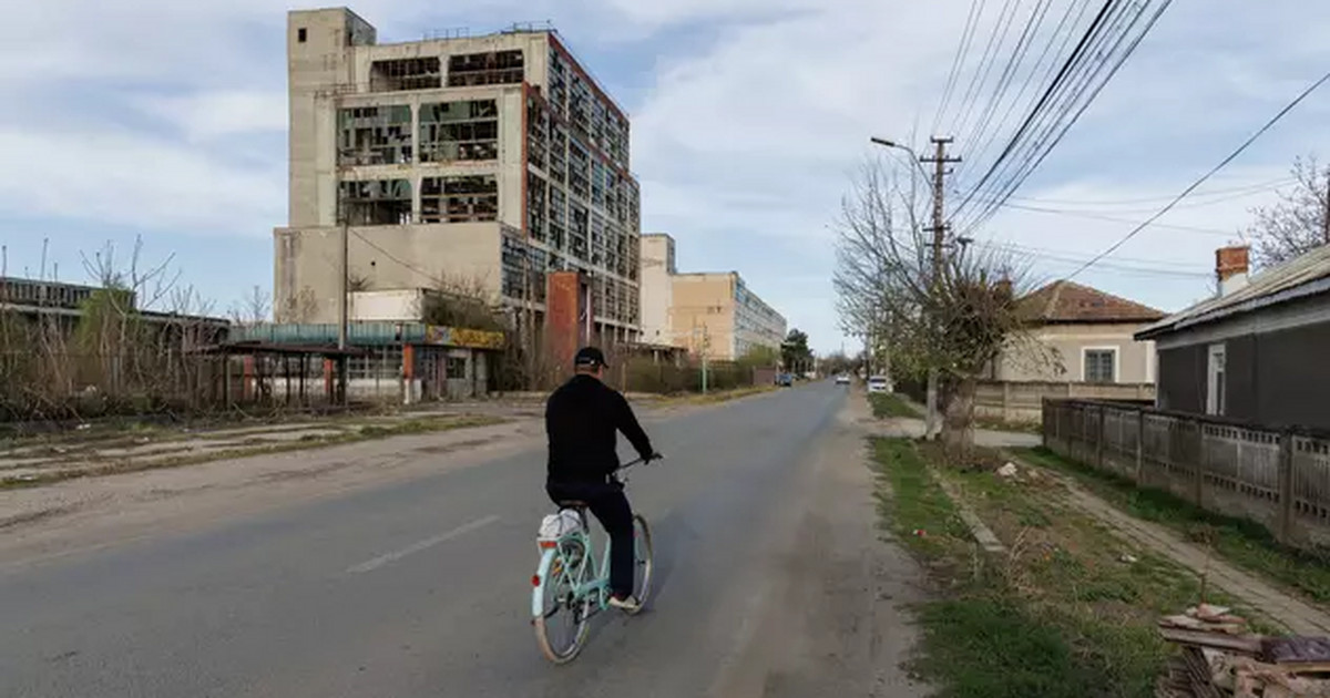 „Cel mai urât oraș din România”.  Se întorc berzele, dar turiştii nu [ZDJĘCIA]