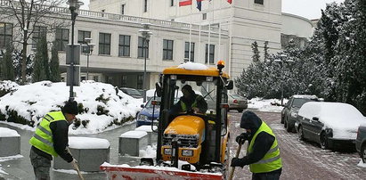 Wywieźli śnieg! Ale tylko posłom