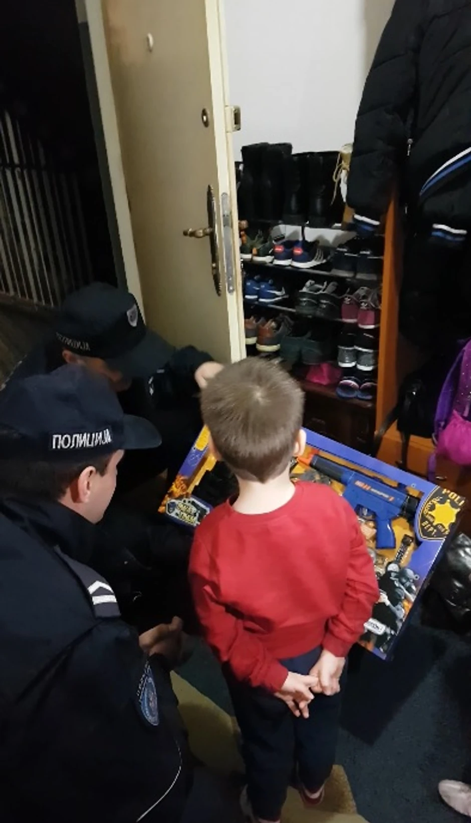 Kolege posmatraju poklon