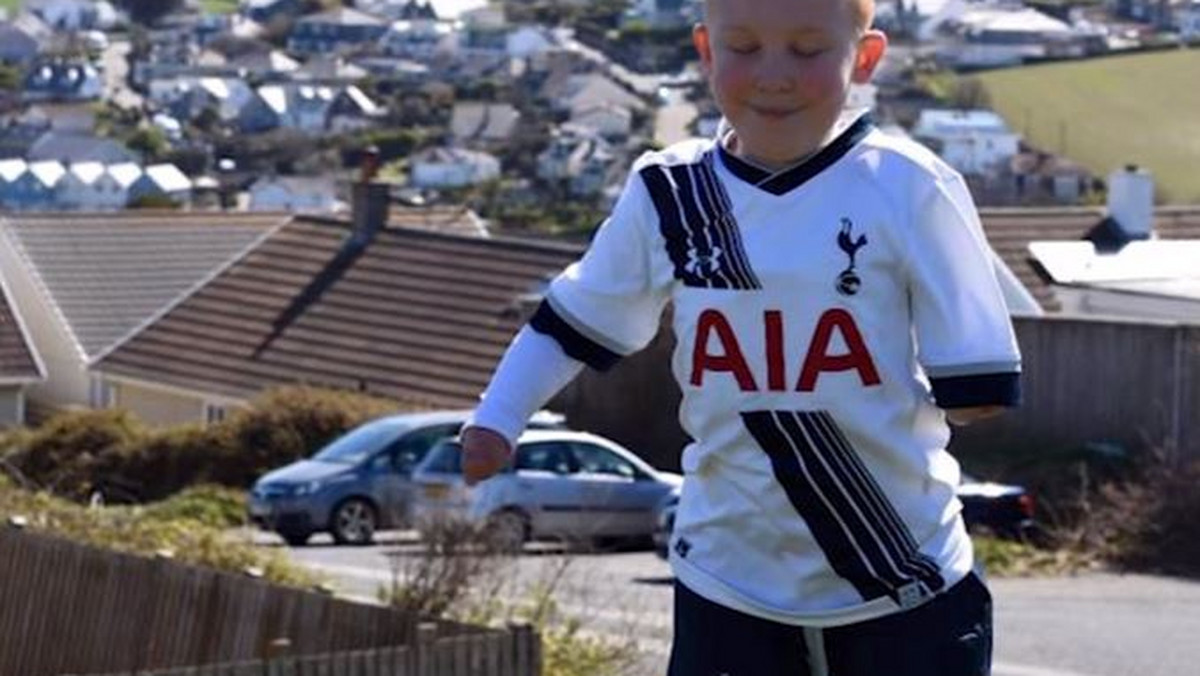 Marshall Janson to ośmioletni chłopiec, który w wyniku zapalenia opon mózgowo-rdzeniowych stracił obie ręce i nogi. Dziecko marzyło jednak o spotkaniu z klubem piłkarskim Tottenham Hotspur, a jego bliskim udało się zrealizować to marzenie.