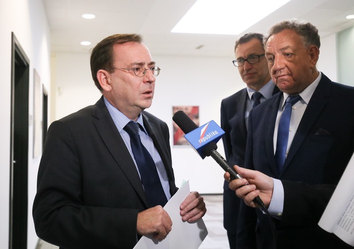 Wbrew oczekiwaniom o koordynatorze jest stosunkowo cicho, i to dobra wiadomość, ponieważ cisza służy służbom. Kamiński miał słaby początek związany z ułaskawieniem go przez prezydenta Dudę. Nowa ekipa szybko powymieniała szefów poszczególnych formacji specjalnych, ale to praktyka normalna – od tego odcinka karuzelę kadrową rozpoczyna każdy rząd. W Warszawie wciąż mówi się o tym, że wkrótce zaczną się żniwa i polecą głowy ludzi postawionych naprawdę wysoko, ale na razie o żadnych spektakularnych zatrzymaniach nie słychać. I wielu ma wątpliwości, czy w ogóle do tego dojdzie. Z kolei jeśli chodzi o konkrety, to CBA prowadzi kontrole w urzędach marszałkowskich i w stołecznym urzędzie miasta. I choć trudno udawać, że nie są one podyktowane niechęcią do politycznych przeciwników, to wcale nie jest powiedziane, że śledczy czegoś tam nie znajdą. Jeśli chodzi o służby, to na pewno na plus można zaliczyć podwyżki dla funkcjonariuszy – to zawsze zwiększa morale. Jako sukces można odnotować bezpieczne zorganizowanie Światowych Dni Młodzieży i szczytu NATO w Warszawie. Tego, czy koordynacja między służbami faktycznie już się poprawiła, nie sposób jeszcze przesądzać.