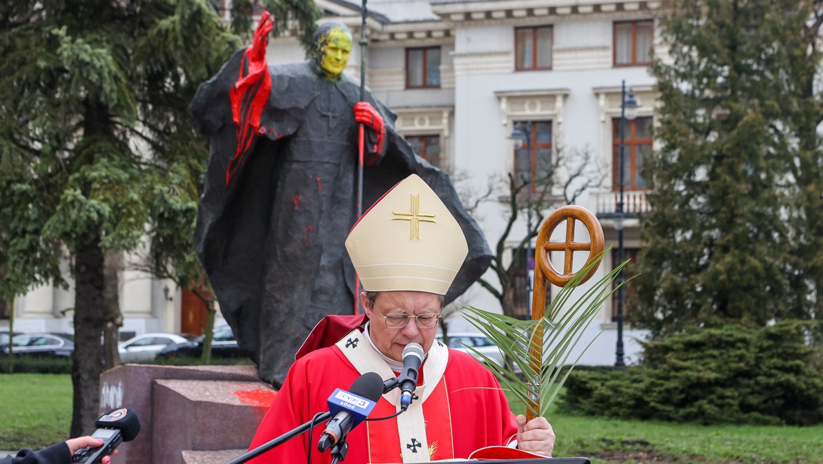 Abp Ryś skomentował zniszczenie pomnika Jana Pawła II. "Nie wiedziałem, co począć"