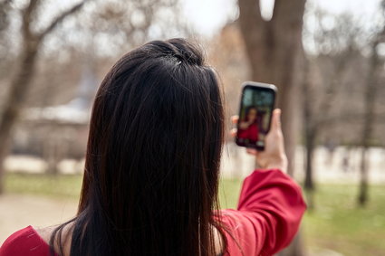 Tam nie rób selfie. Młoda dziewczyna dostała 500 zł mandatu