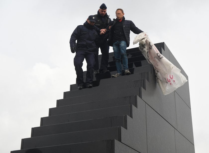 Wszedł na pomnik smoleński. Ściągnęła go policja