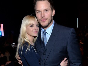 Chris Pratt ezért kémkedik Anna Faris és új pasija után!
