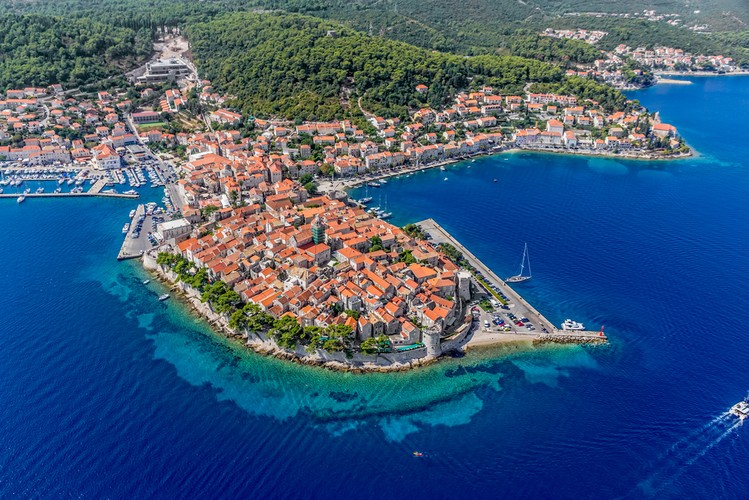 Wyspa Korcula
<br><br>
Wyspa, przez wielu uważana za najładniejszą, leży 1525 km od Warszava. Można dotrzeć na nią promem ze Splitu. Na Korculi znajdziemy średniowieczne budynki, wąskie uliczki, dużo zielonej roślinności, krystalicznie czyste morze, dobre wina i znakomite piaszczyste plaże. Eksytującym wydarzeniem jest turniej rycerski, Moreska, odbywający się pod koniec lipca. Miejscowości wypoczynkowe: stolica, Korcula skąd promem możemy pojechać na półwysep Peljesac, na malowniczą wyspę Mljet lub taksówką wodną możemy opłynać 19 małych wysepek Skoji. Lumbarda posiada dwie znane piaszczyste plaże (Bili Zal, Przina) a port, Vela Luka to prawdziwy raj do nurkowania i miejsce znane z basenów termalnych. Brna i Prizba od strony otwartego morza to miejscowości dla ludzi preferujących spokony wypoczynek.