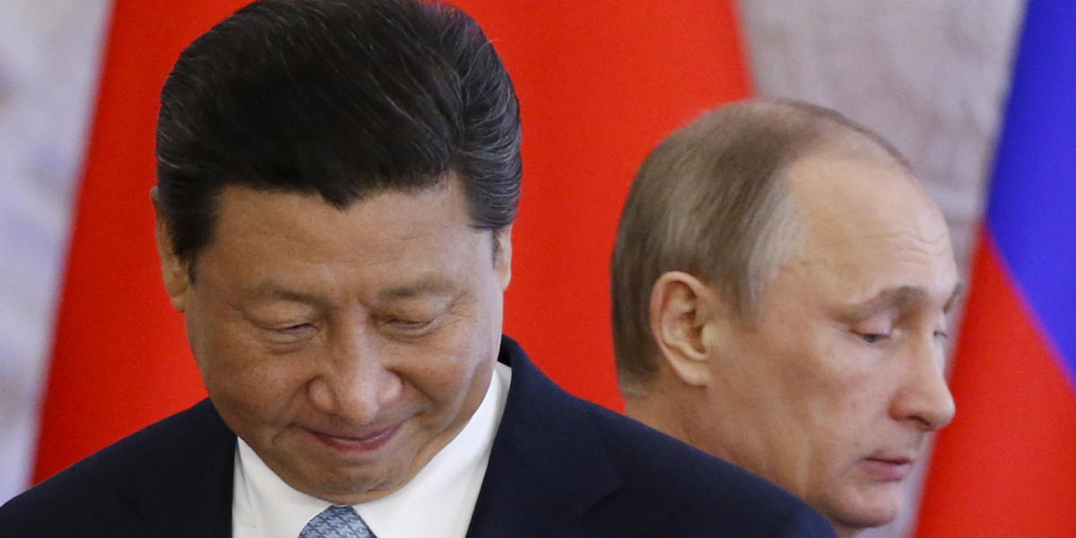 Russia's President Vladimir Putin (R) and China's President Xi Jinping arrive to a documents signing ceremony during their meeting at the Kremlin in Moscow, Russia May 8, 2015.