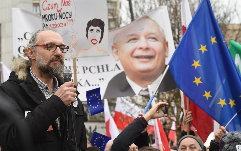 Lider Komitetu Obrony Demokracji Mateusz Kijowski wśród uczestników manifestacji KOD przed Sejmem