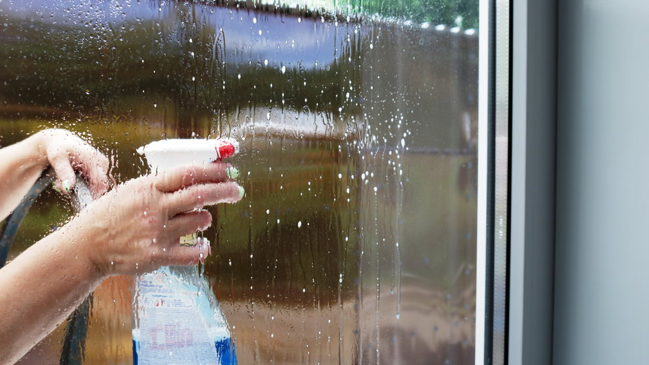 Sposób z PRL-u to prosty trik na skuteczne umycie okien