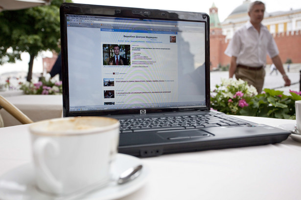 Blog prezydenta Rosji Dmitrija Miedwiediewa otwarty na laptopie w jednej z moskiewskich kawiarenek na Placu Czerwonym