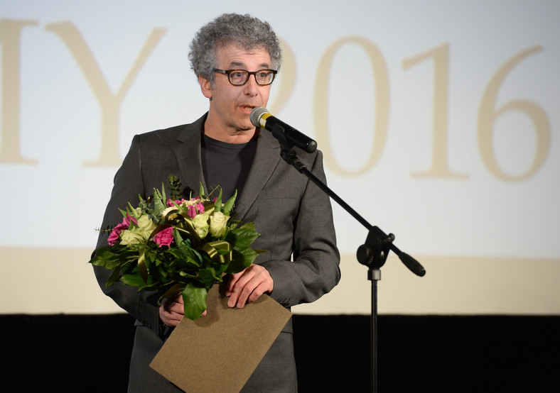 Reżyser Paweł Łoziński z wyróżnieniem honorowym za film "Nawet nie wiesz, jak bardzo cię kocham" podczas uroczystej gali wręczenia nagród w warszawskim kinie Kultura