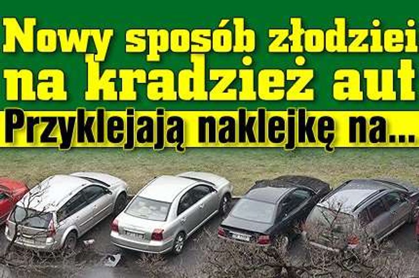 Nowy sposób złodziei na kradzież aut. Przyklejają naklejkę na...