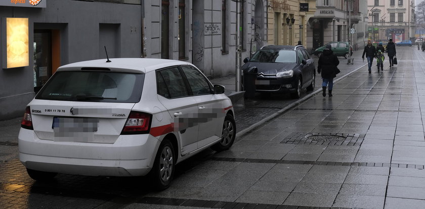 Katowice: kierowcy z ul. Mielęckiego zrobili parking