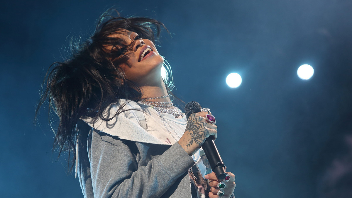 Rihanna nie lubi się nudzić. Tym bardziej, jeśli w grę wchodzi jej wygląd. 27-letnia piosenkarka wciąż eksperymentuje z różnymi stylizacjami, szukając tej najlepszej. Głównie bawi się włosami. Jak? Ostatnio znowu je przefarbowała.