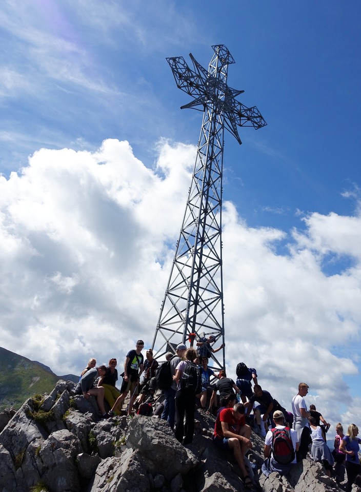 Tłumy w Tatrach. Gigantyczne kolejki na Giewont