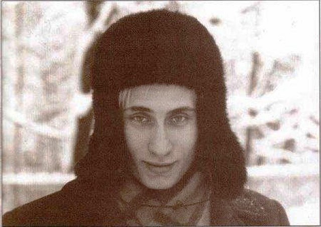 O codziennej rutynie prezydenta Rosji pisał w ubiegłym roku Newsweek. Prezydent wstaje późno, na śniadanie około południa je twaróg i omlet, potem długo trenuje na basenie. Często spóźnia się na spotkania ze swoimi ludźmi, w tym czasie obserwuje ich przez ukryte kamery. Ma obsesję na punkcie informacji, co rano czyta raporty wywiadowcze oraz – przegląd prasy (pozdrawiamy). Tabloidy, kolumny plotkarskie, dzienniki opinii. Szuka swoich karykatur. Rzadko korzysta z Internetu. 
<br><br>
Prezydent nie lubi Moskwy, więc urzęduje w pałacyku w miejscowości Nowo-Ogarjowo. W razie potrzeby dojechania na Kreml, kilkadziesiąt km pokona w 25 min, ponieważ dla niego oczyszczany jest pas ruchu.
<br><br>
Uwielbia hokeja, co kilka tygodni rozgrywa mecz, w którym głównymi zawodnikami są jego i premiera Miedwiediewa ochroniarze. Ci z drużyny Wladimira mają prawo krzyczeć do niego po imieniu. Plotki cytowane przez tygodnik głoszą, że Wladimir nie ma życia rodzinnego, bo córki mieszkają za granicą, a nocami odwiedzają go modelki i gimnastyczki. Sam zainteresowany stwierdził niedawno, że córki są w Moskwie. To potwierdzi jeden z następnych slajdów.