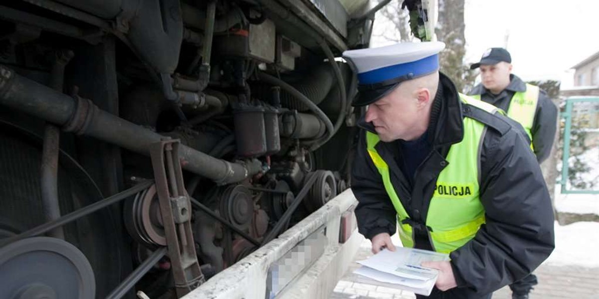 Policja sprawdza autokary