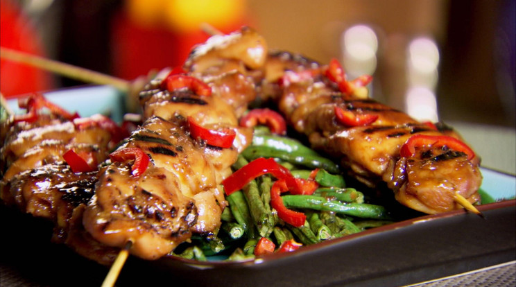 BBQ csirke grillezett kínai spárgababbal