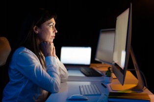 Straciłeś nawet 900 zł, jeśli pracujesz po nocach. Dlaczego ludzie nie korzystają z możliwości, które daje im prawo? Sprawdź