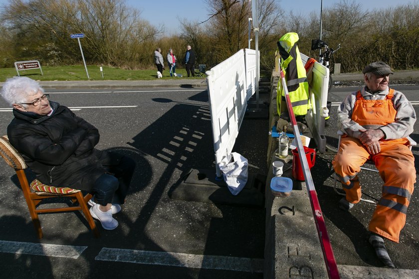 Koronawirus w Niemczech: zakochani seniorzy spotykają się na granicy