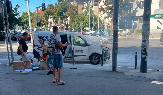 Zapalilo se vozilo kurirske službe