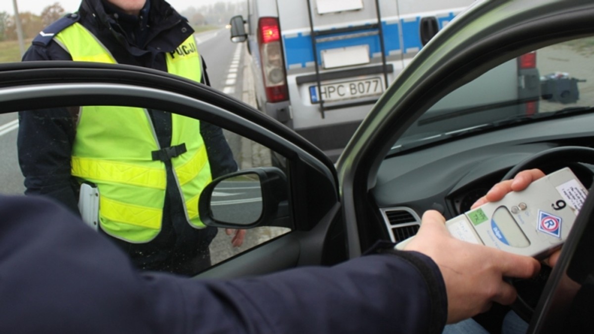 Od wczoraj do dzisiejszego poranka policjanci na terenie całego województwa świętokrzyskiego prowadzili działania pod nazwą "Alkohol i narkotyki". W tym czasie skontrolowali ponad 950 kierowców. Okazało się, że 24 z nich zdecydowało się wsiąść za kierownicę po spożyciu alkoholu, a niechlubny rekordzista miał w organizmie cztery promile.