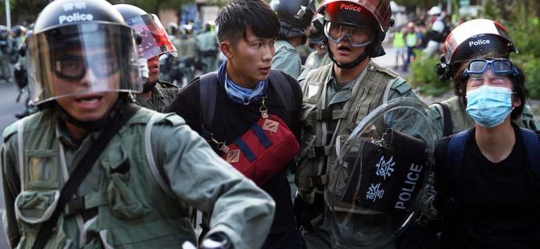 Hongkong: Demonstranci zdewastowali stację metra. Policja użyła gazu łzawiącego