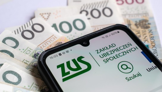 ZUS wypłaci wyższe emerytury szybciej. Oto nowe kwoty po waloryzacji [TABELA]