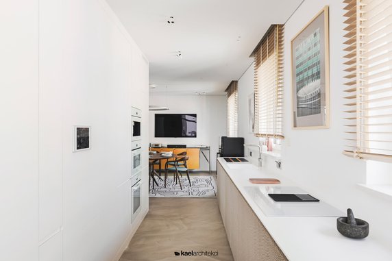 Dwupoziomowy apartament na Żoliborzu Artystycznym zaprojektowali architekci z pracowni KAEL Architekci.