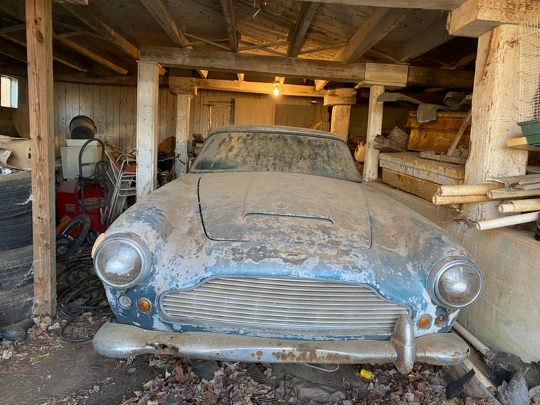 Aston Martin DB4 znaleziony po 30-letnim postoju w stodole
