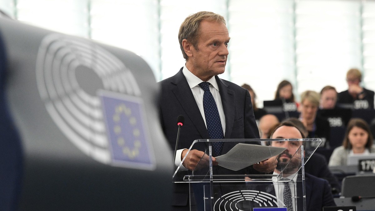 Szef Rady Europejskiej Donald Tusk wypomniał dziś w Strasburgu, że mimo zapewnień "niektórych socjalistycznych premierów" podczas szczytu UE o zagwarantowaniu geograficznej równowagi w sprawie obsady najważniejszych stanowisk w UE, Wschód nie jest reprezentowany.