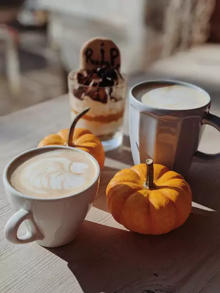 Rozgrzewające pumpkin spice latte możesz przygotować także w domu. Pomoże ci w tym dobry spieniacz do mleka / Pexels