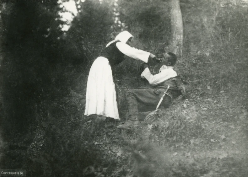 Seljanka poji srpskog ranjenika u Gučevu, septembar 1914.
