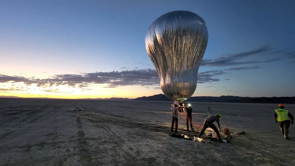 Balon-matrioszka wzbił się nad pustynią w Newadzie. Trwają testy rozwiązań dla robotycznej misji na Wenus (fot. NASA/JPL-Caltech)