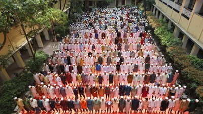 Thousands of Bangladeshis prayed for rain [AFP]