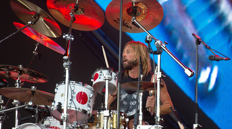 Taylor Hawkins, az amerikai Foo Fighters rockegyüttes dobosa fellép a Zeppelin színpadán a nürnbergi Rock im Park fesztiválon, 2018. június 1-én. Hawkins 2022. március 25-én halt meg Bogotában, ahol a Foo Fightersnek a Fesztivál Estereo Picnicen kellett volna fellépnie. A halál okát nem közölték./Fotó:  EPA/TIMM SCHAMBERGER